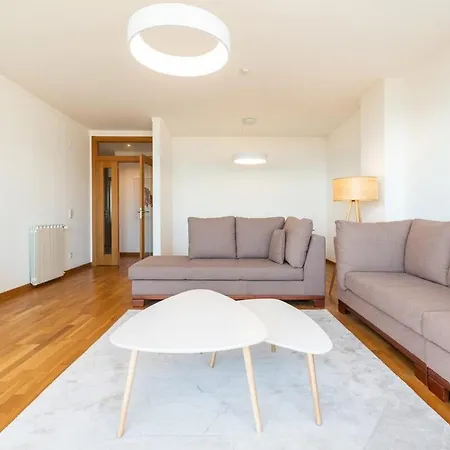 Apartment Modern 2 Bedroom With Balcony And Amazing Views *
