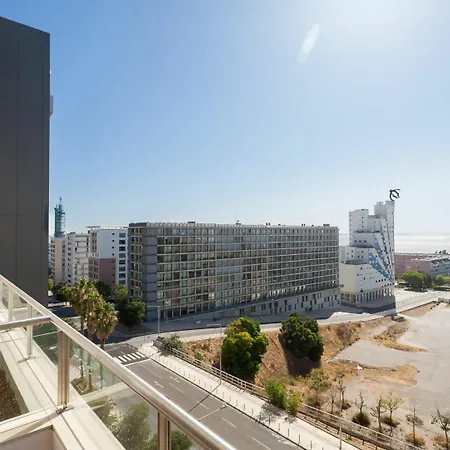 Modern 2 Bedroom With Balcony And Amazing Views *
