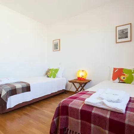 Apartment Modern 2 Bedroom With Balcony And Amazing Views